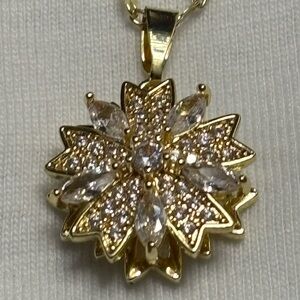 Elegant Gold Flower Pendant Necklace